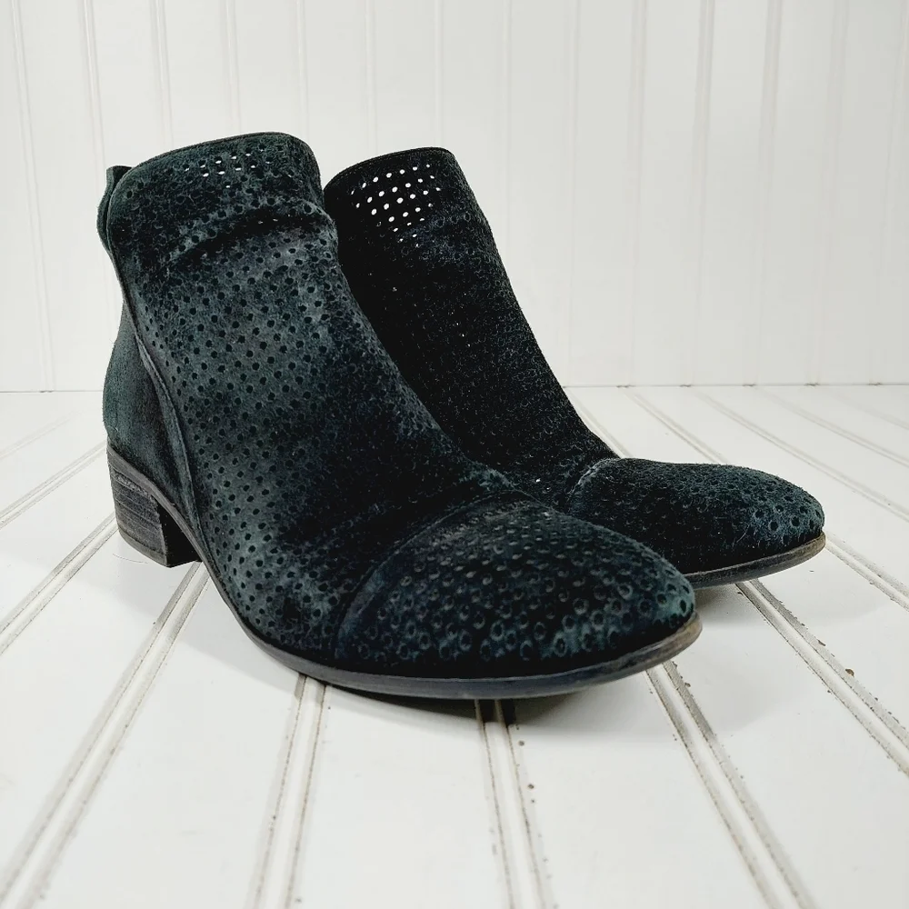 Sam Edelman Black Suede Notched Side Block Heel Ankle Boots F370